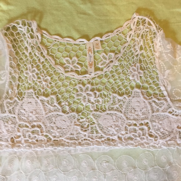 Gorgeous boutique lace top size medium - Picture 4 of 5